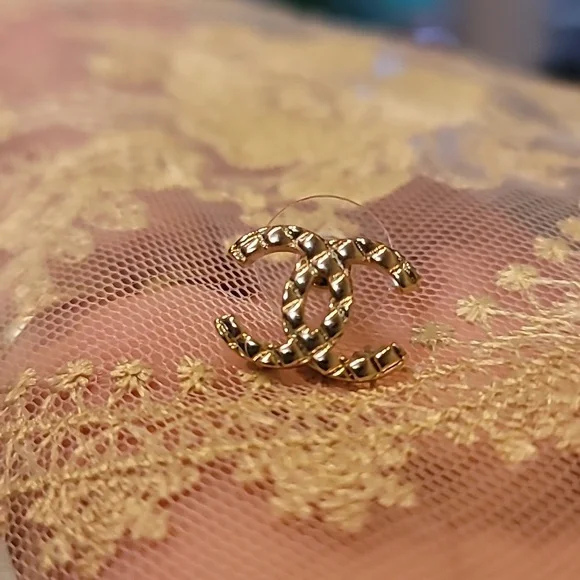 Chanel vintage Gold plated Earrings 0.5 inch - Picture 4 of 6